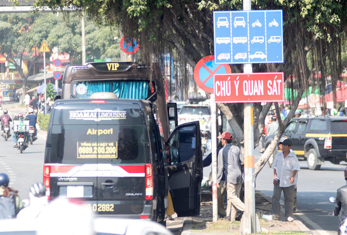 Ôtô trả khách trên đường Điện Biên Phủ, quận Bình Thạnh ở nơi cấm, năm 2020. Ảnh: Gia Minh.