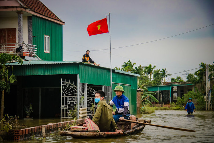 Vì sao 1.500 suất quà danh hài Hoài Linh trao cho dân vùng lũ Hà Tĩnh bị hoãn? - 2
