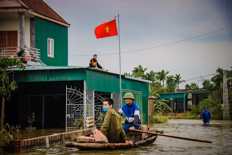 Vì sao 1.500 suất quà danh hài Hoài Linh trao cho dân vùng lũ Hà Tĩnh bị hoãn? - 2