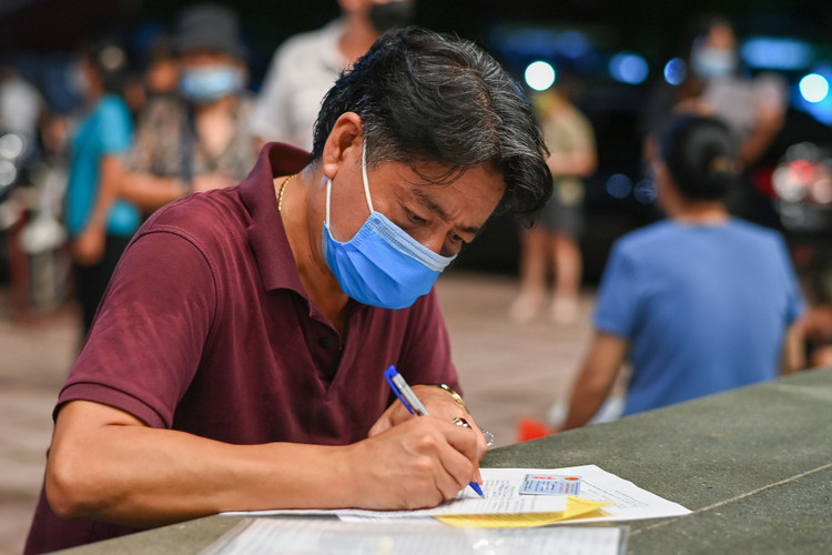 Tiem vaccine trong dem o Ha Noi anh 3