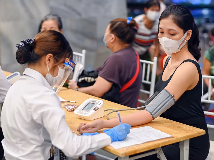 Tiem vaccine trong dem o Ha Noi anh 6