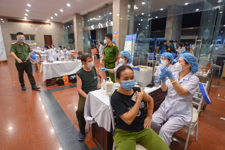 Tiem vaccine trong dem o Ha Noi anh 1