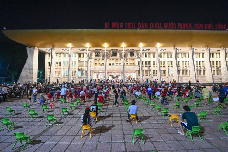 Tiem vaccine trong dem o Ha Noi anh 2