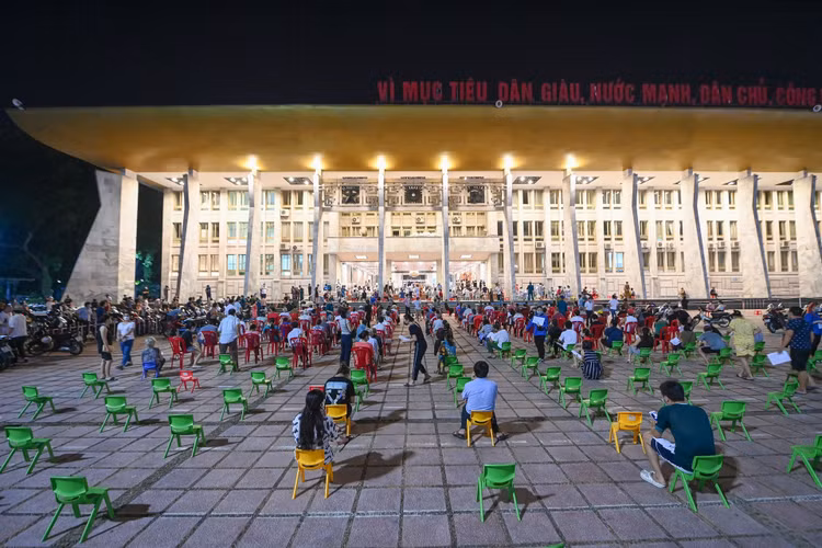 Tiem vaccine trong dem o Ha Noi anh 2