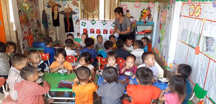 Một bữa cơm trưa của trẻ mầm non ở điểm bản vùng cao. Ảnh: NVCC