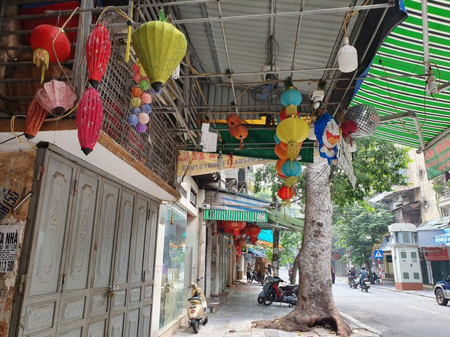  Thủ phủ đồ chơi trẻ em ở Hà Nội phủ bạt, vắng lặng trước Tết Trung thu - Ảnh 4.