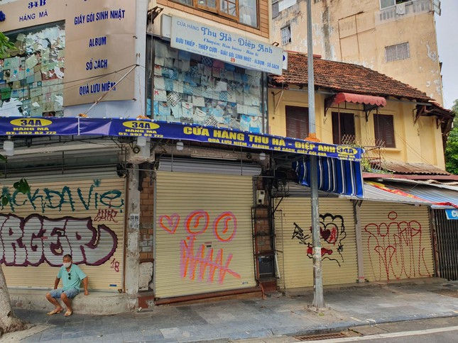  Thủ phủ đồ chơi trẻ em ở Hà Nội phủ bạt, vắng lặng trước Tết Trung thu - Ảnh 2.