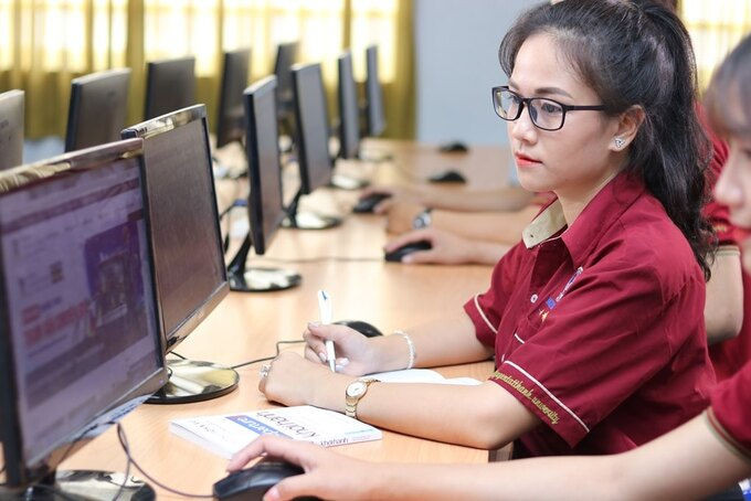 Sinh viên Đại học Nguyễn Tất Thành, TP HCM, học online. Ảnh: Nhà trường cung cấp