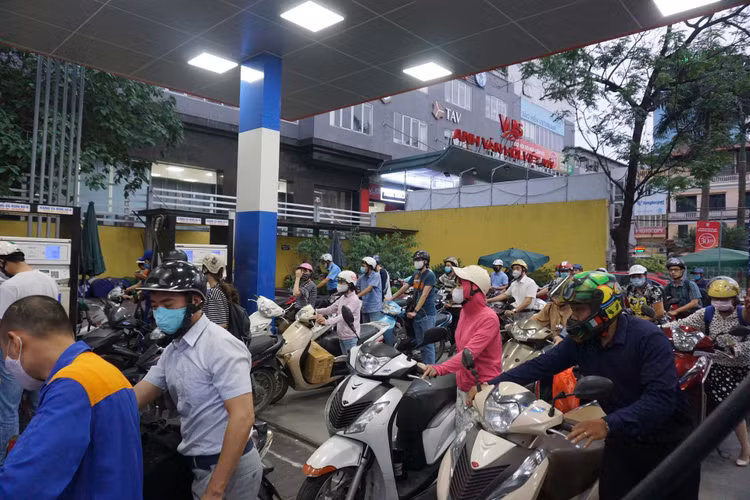 Sau thời gian dài tăng chóng mặt, giá xăng sẽ giảm vào ngày mai? - 1