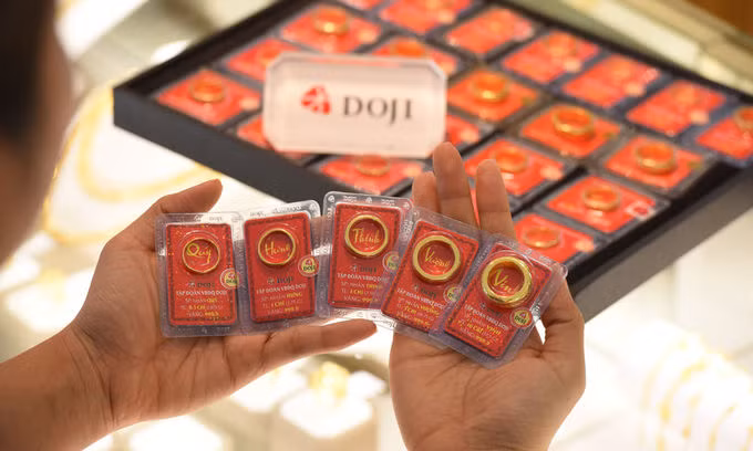 Vàng nhẫn trưng bày tại cửa hàng DOJI. Ảnh: DOJI.