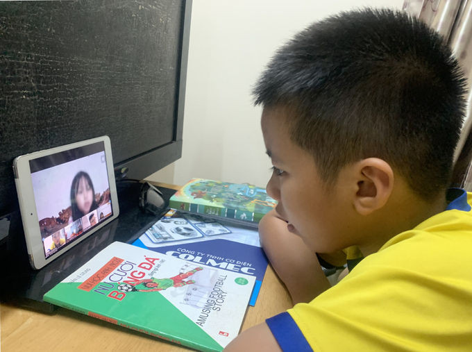 Học sinh trường Tiểu học Hồng Hà (quận Bình Thạnh) học trực tuyến tại nhà, ngày 19/2. Ảnh: Lê Nam.