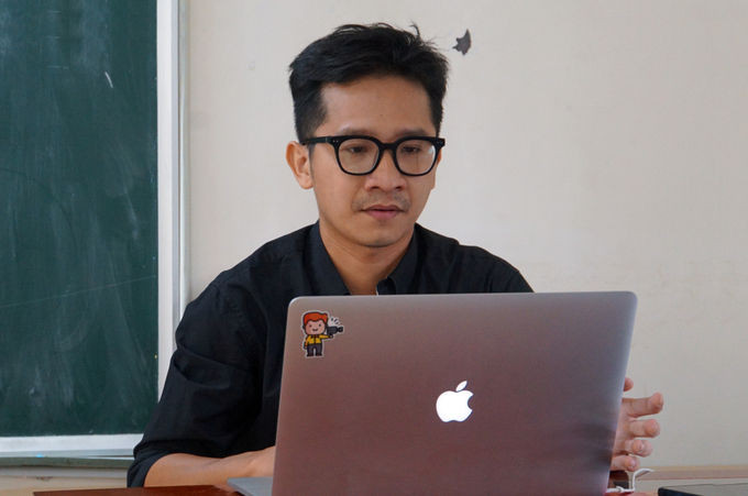 Giáo viên trường THPT Nguyễn Du (quận 10) dạy trực tuyến ngày 18/2. Ảnh: Mạnh Tùng.