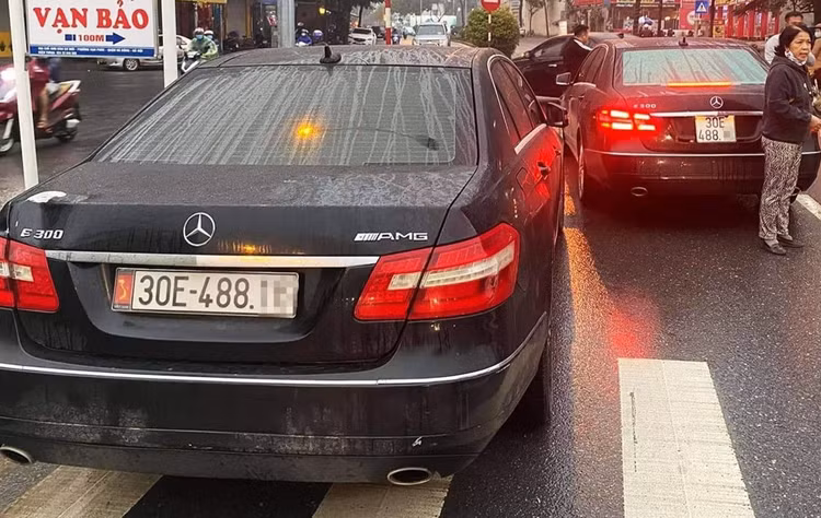 Xe Mercedes E300 cung bien so anh 1