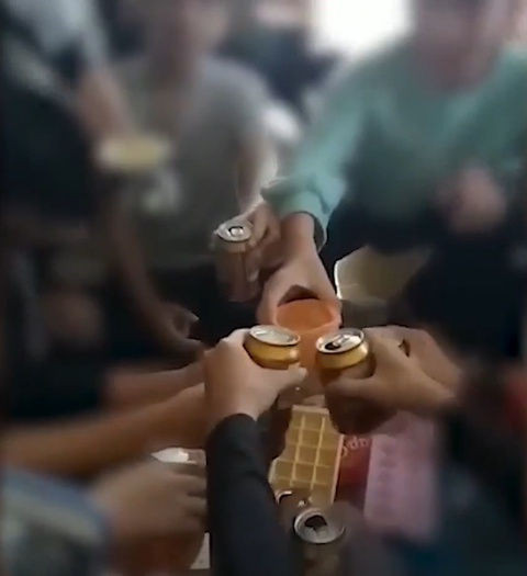 co giao uong bia cung hoc sinh anh 1