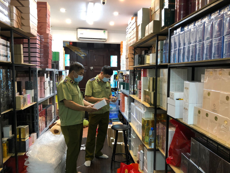 Đột kích shop nước hoa lớn ở Hà Nội, thu giữ vài nghìn chai Dior, Gucci - 1