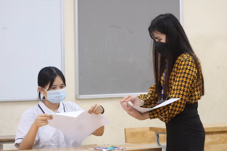 Trời mát mẻ, thí sinh Hà Nội thoải mái bước vào ngày thi thứ hai vào lớp 10 - 1