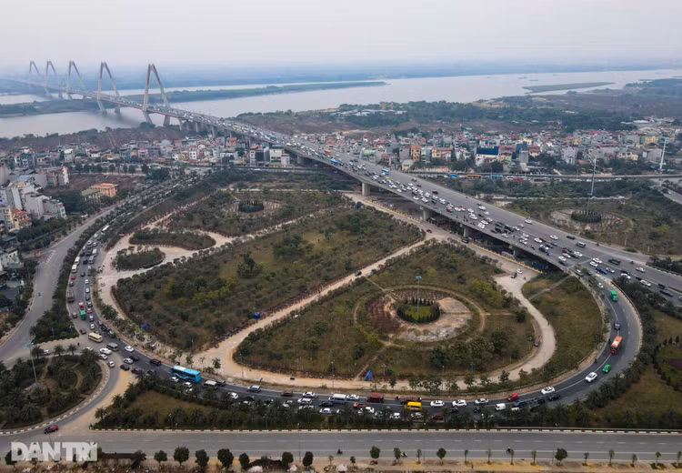 Hàng ngàn ôtô chôn chân tại cầu Nhật Tân ngày cuối kỳ nghỉ lễ - 4