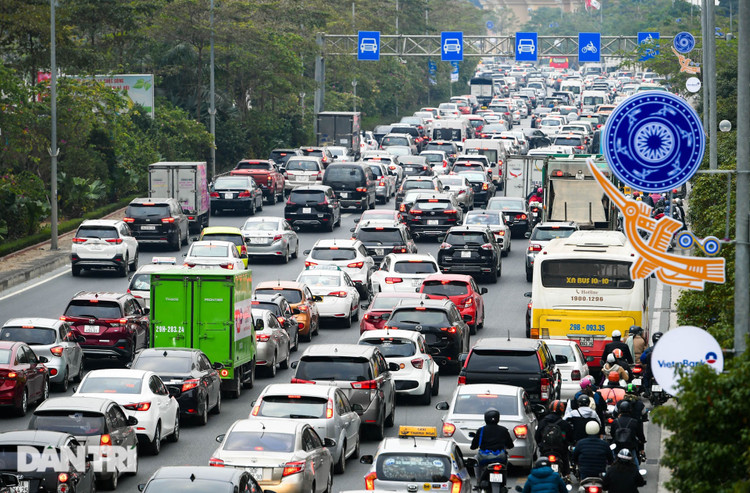 Hàng ngàn ôtô chôn chân tại cầu Nhật Tân ngày cuối kỳ nghỉ lễ - 6