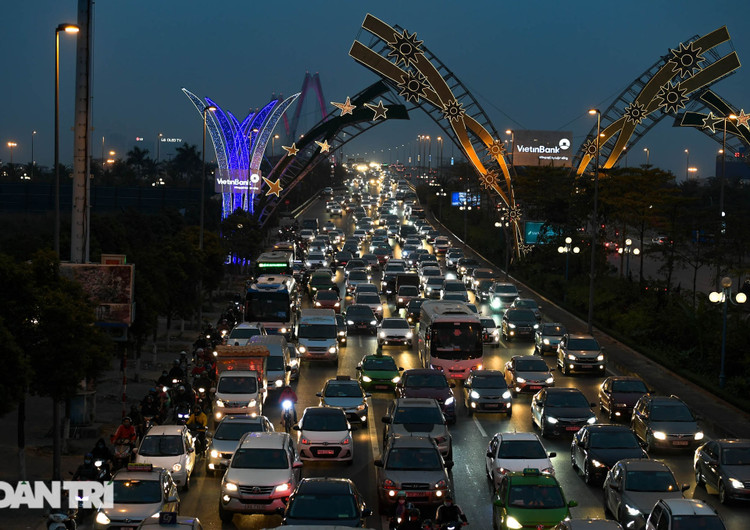 Hàng ngàn ôtô chôn chân tại cầu Nhật Tân ngày cuối kỳ nghỉ lễ - 13
