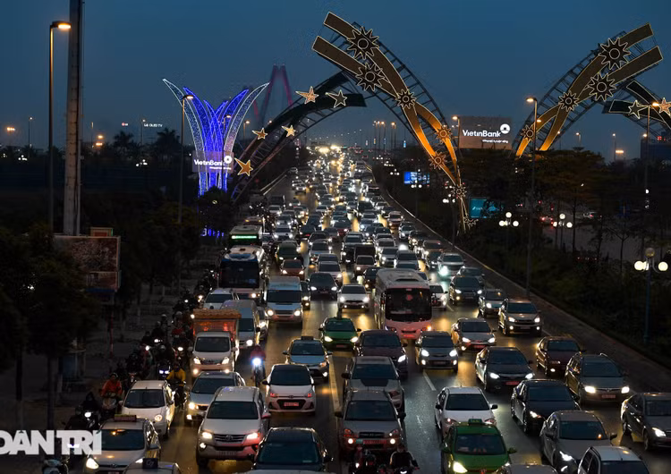 Hàng ngàn ôtô chôn chân tại cầu Nhật Tân ngày cuối kỳ nghỉ lễ - 13