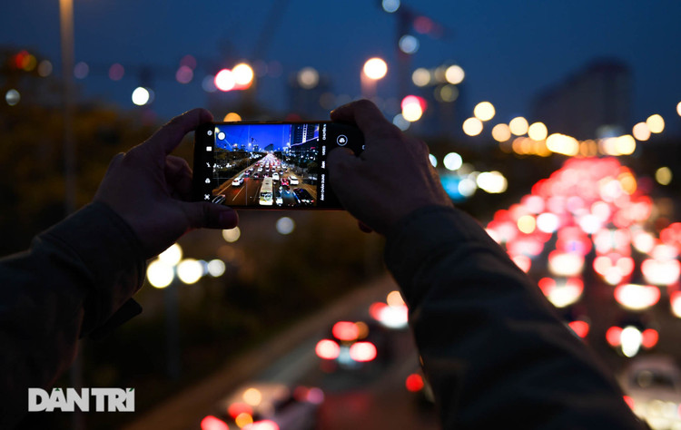 Hàng ngàn ôtô chôn chân tại cầu Nhật Tân ngày cuối kỳ nghỉ lễ - 15