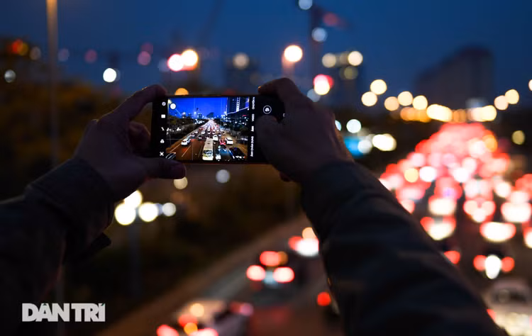 Hàng ngàn ôtô chôn chân tại cầu Nhật Tân ngày cuối kỳ nghỉ lễ - 15