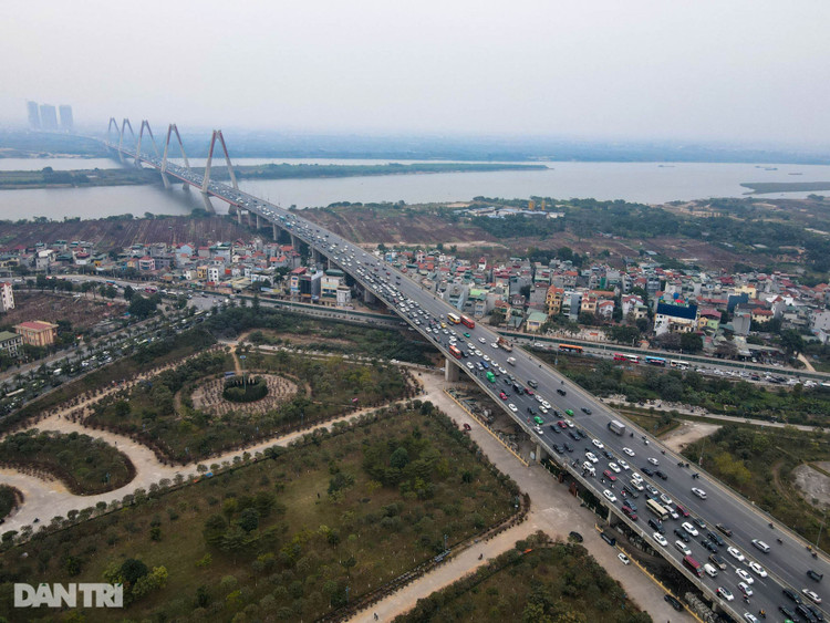 Hàng ngàn ôtô chôn chân tại cầu Nhật Tân ngày cuối kỳ nghỉ lễ - 1