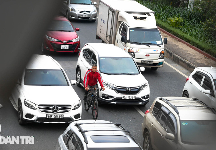Hàng ngàn ôtô chôn chân tại cầu Nhật Tân ngày cuối kỳ nghỉ lễ - 12
