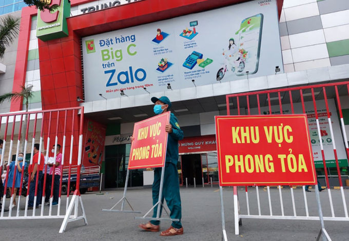 Big C Bình Dương bị tạm thời phong tỏa khi có ca nghi nhiễm vào mua sắm. Ảnh: Yên Khánh.
