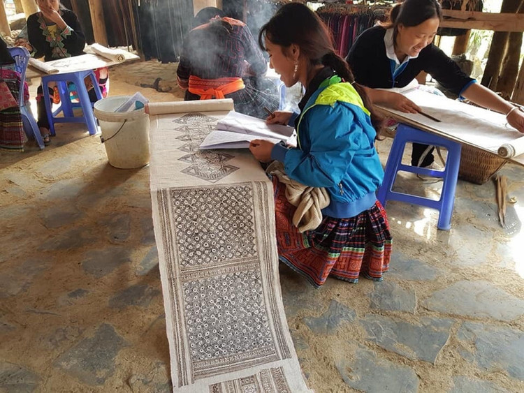 Nghề vẽ sáp ong tại bản Sin Suối Hồ. Nguồn: Trung tâm Xúc tiến đầu tư, thương mại và du lịch tỉnh Lai Châu