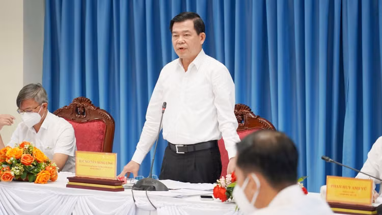 Bí thư Tỉnh ủy Đồng Nai Nguyễn Hồng Lĩnh phát biểu chỉ đạo tại cuộc họp sáng 23/8. (Ảnh: Thanh Niên)