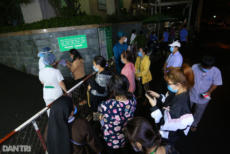 Phong tỏa Bệnh viện Hoàn Mỹ Sài Gòn, dân xếp hàng dài xin vào giữa đêm - 11