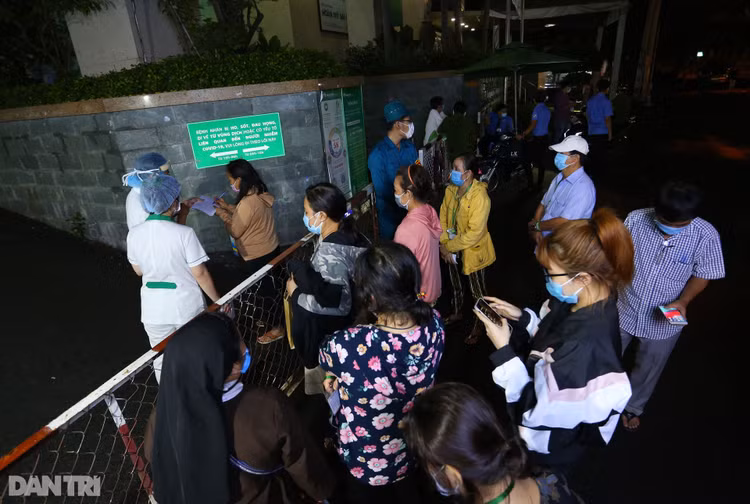 Phong tỏa Bệnh viện Hoàn Mỹ Sài Gòn, dân xếp hàng dài xin vào giữa đêm - 11
