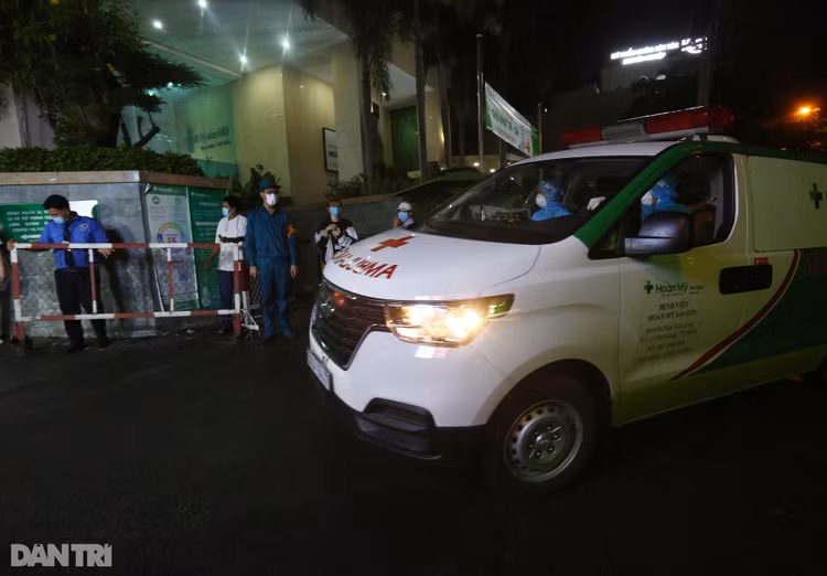 Phong tỏa Bệnh viện Hoàn Mỹ Sài Gòn, dân xếp hàng dài xin vào giữa đêm - 12