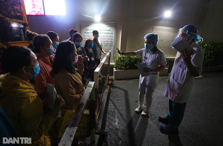 Phong tỏa Bệnh viện Hoàn Mỹ Sài Gòn, dân xếp hàng dài xin vào giữa đêm - 8