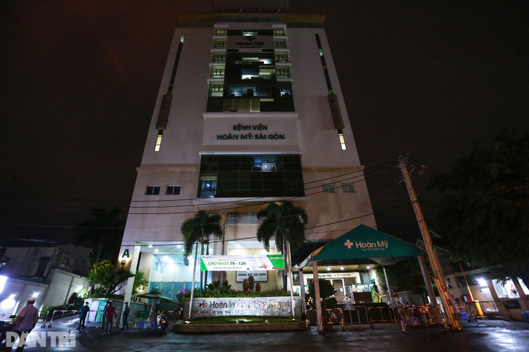 Phong tỏa Bệnh viện Hoàn Mỹ Sài Gòn, dân xếp hàng dài xin vào giữa đêm - 1