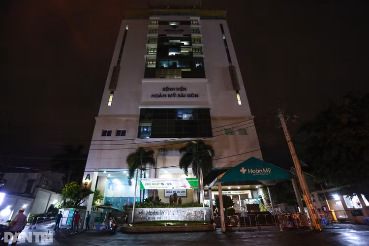 Phong tỏa Bệnh viện Hoàn Mỹ Sài Gòn, dân xếp hàng dài xin vào giữa đêm - 1