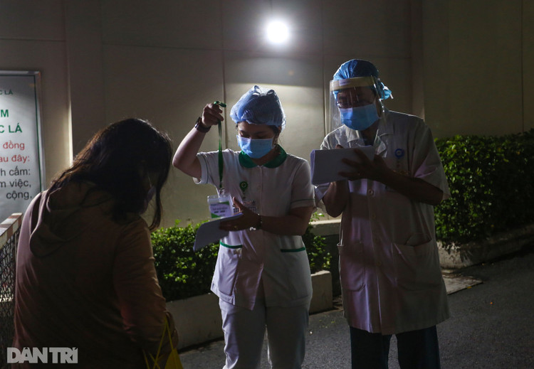 Phong tỏa Bệnh viện Hoàn Mỹ Sài Gòn, dân xếp hàng dài xin vào giữa đêm - 10