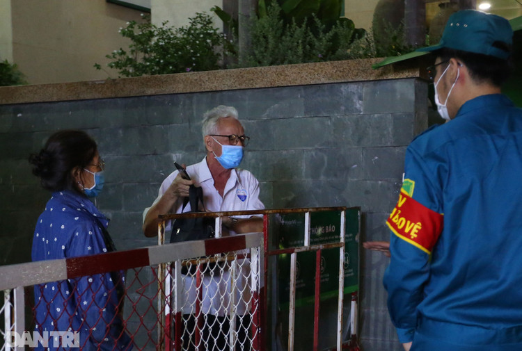 Phong tỏa Bệnh viện Hoàn Mỹ Sài Gòn, dân xếp hàng dài xin vào giữa đêm - 3