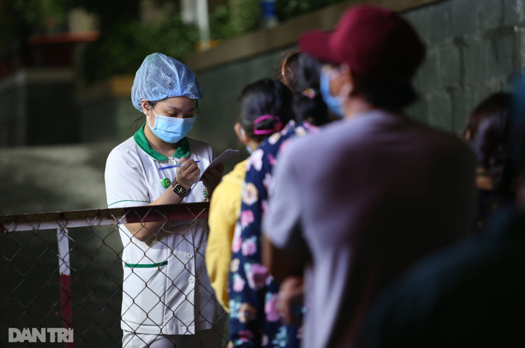 Phong tỏa Bệnh viện Hoàn Mỹ Sài Gòn, dân xếp hàng dài xin vào giữa đêm - 9