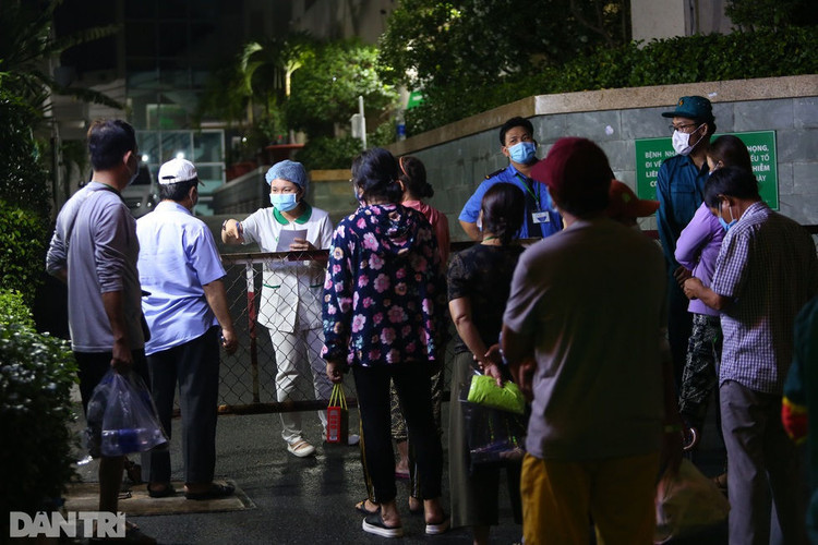 Phong tỏa Bệnh viện Hoàn Mỹ Sài Gòn, dân xếp hàng dài xin vào giữa đêm - 5