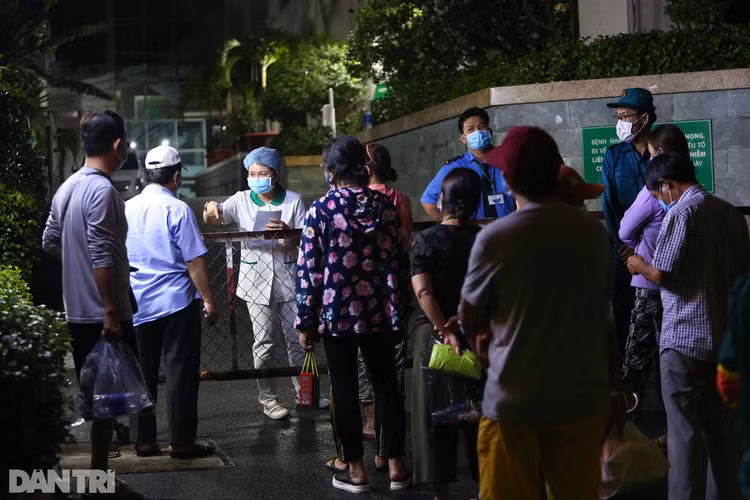 Phong tỏa Bệnh viện Hoàn Mỹ Sài Gòn, dân xếp hàng dài xin vào giữa đêm - 5