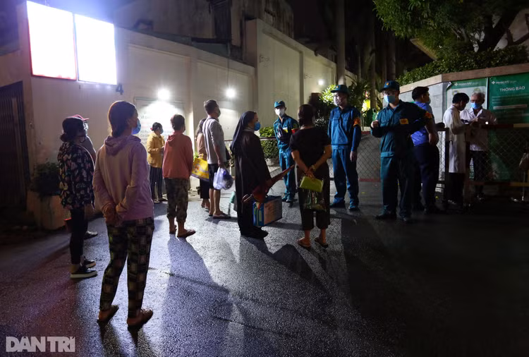 Phong tỏa Bệnh viện Hoàn Mỹ Sài Gòn, dân xếp hàng dài xin vào giữa đêm - 4