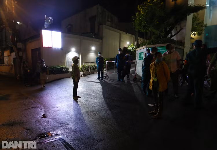 Phong tỏa Bệnh viện Hoàn Mỹ Sài Gòn, dân xếp hàng dài xin vào giữa đêm - 2