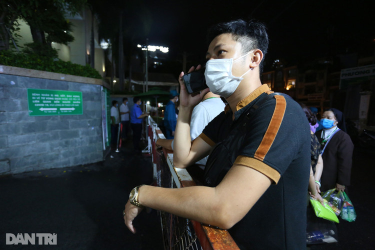 Phong tỏa Bệnh viện Hoàn Mỹ Sài Gòn, dân xếp hàng dài xin vào giữa đêm - 6
