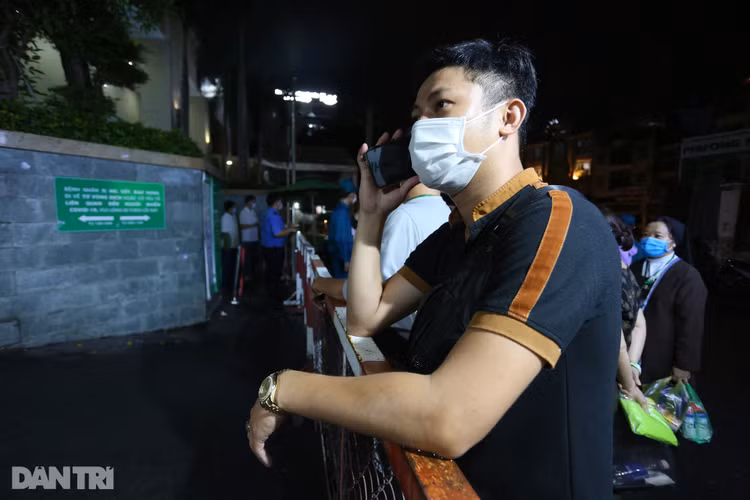 Phong tỏa Bệnh viện Hoàn Mỹ Sài Gòn, dân xếp hàng dài xin vào giữa đêm - 6