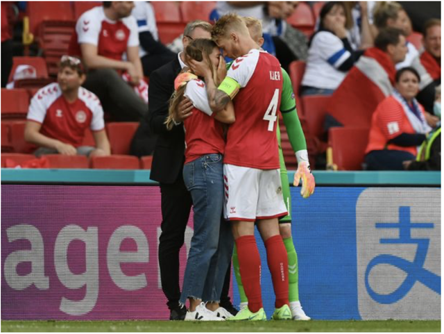 Khoảnh khắc cầu thủ Đan Mạch bất ngờ gục ngã ngay giữa trận đấu khiến cả thế giới bàng hoàng, bật khóc: Ronaldo gửi lời chúc bình an, bác sĩ lý giải nguyên nhân - Ảnh 3.