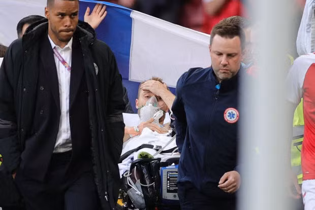 Khoảnh khắc cầu thủ Đan Mạch bất ngờ gục ngã ngay giữa trận đấu khiến cả thế giới bàng hoàng, bật khóc: Ronaldo gửi lời chúc bình an, bác sĩ lý giải nguyên nhân - Ảnh 4.