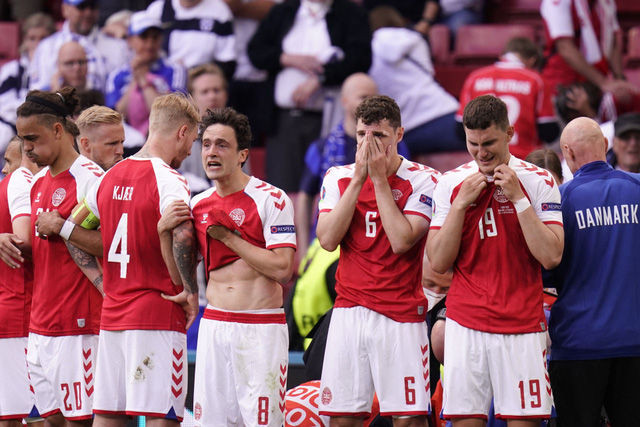 Khoảnh khắc cầu thủ Đan Mạch bất ngờ gục ngã ngay giữa trận đấu khiến cả thế giới bàng hoàng, bật khóc: Ronaldo gửi lời chúc bình an, bác sĩ lý giải nguyên nhân - Ảnh 1.