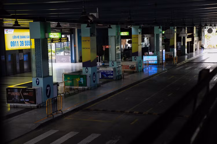 San bay Tan Son Nhat vang lang anh 3